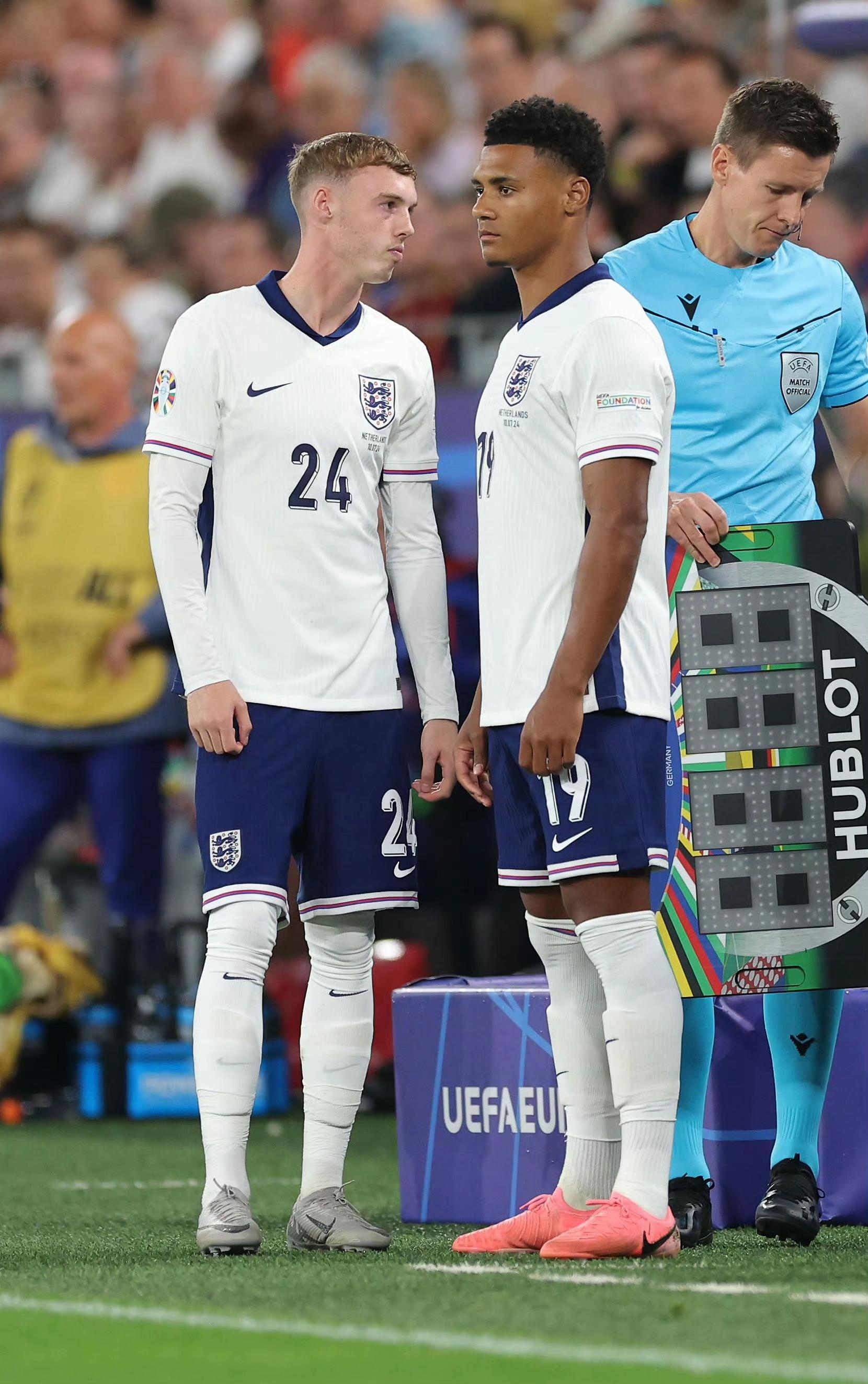 雷火电竞-包含英格兰队前锋连续破门，引领球队前进的词条