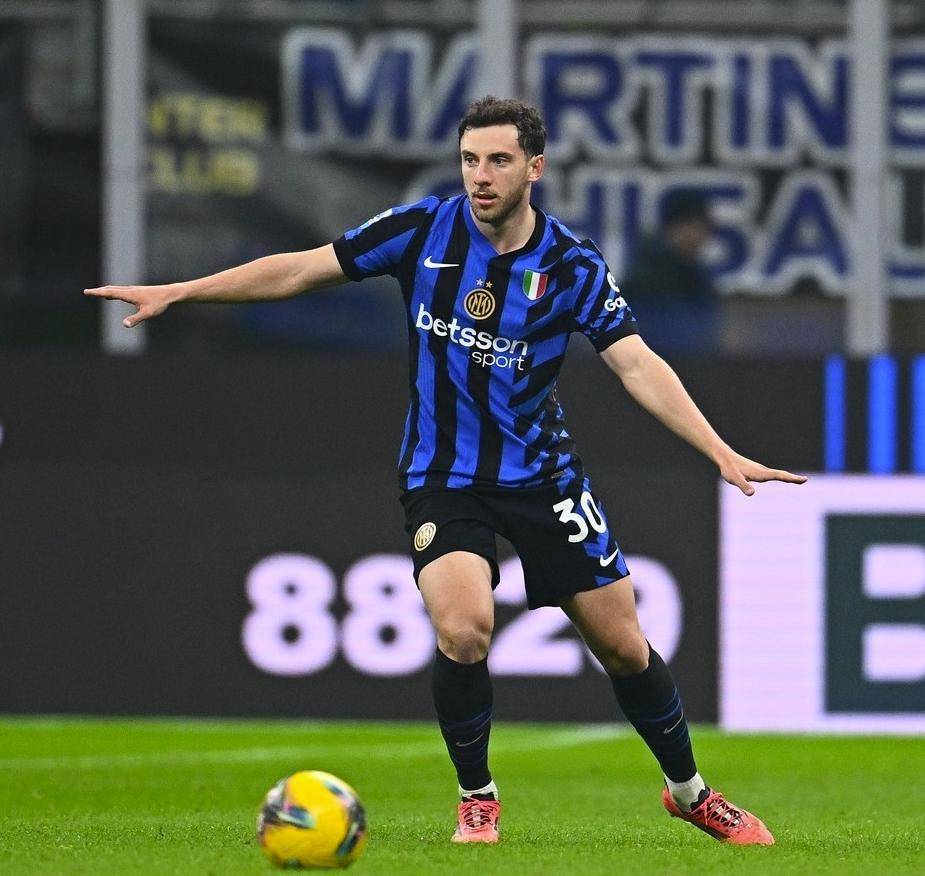 意甲比赛留下精彩瞬间,球迷沸腾欢呼 意甲比赛留下精彩瞬间,球迷沸腾欢呼