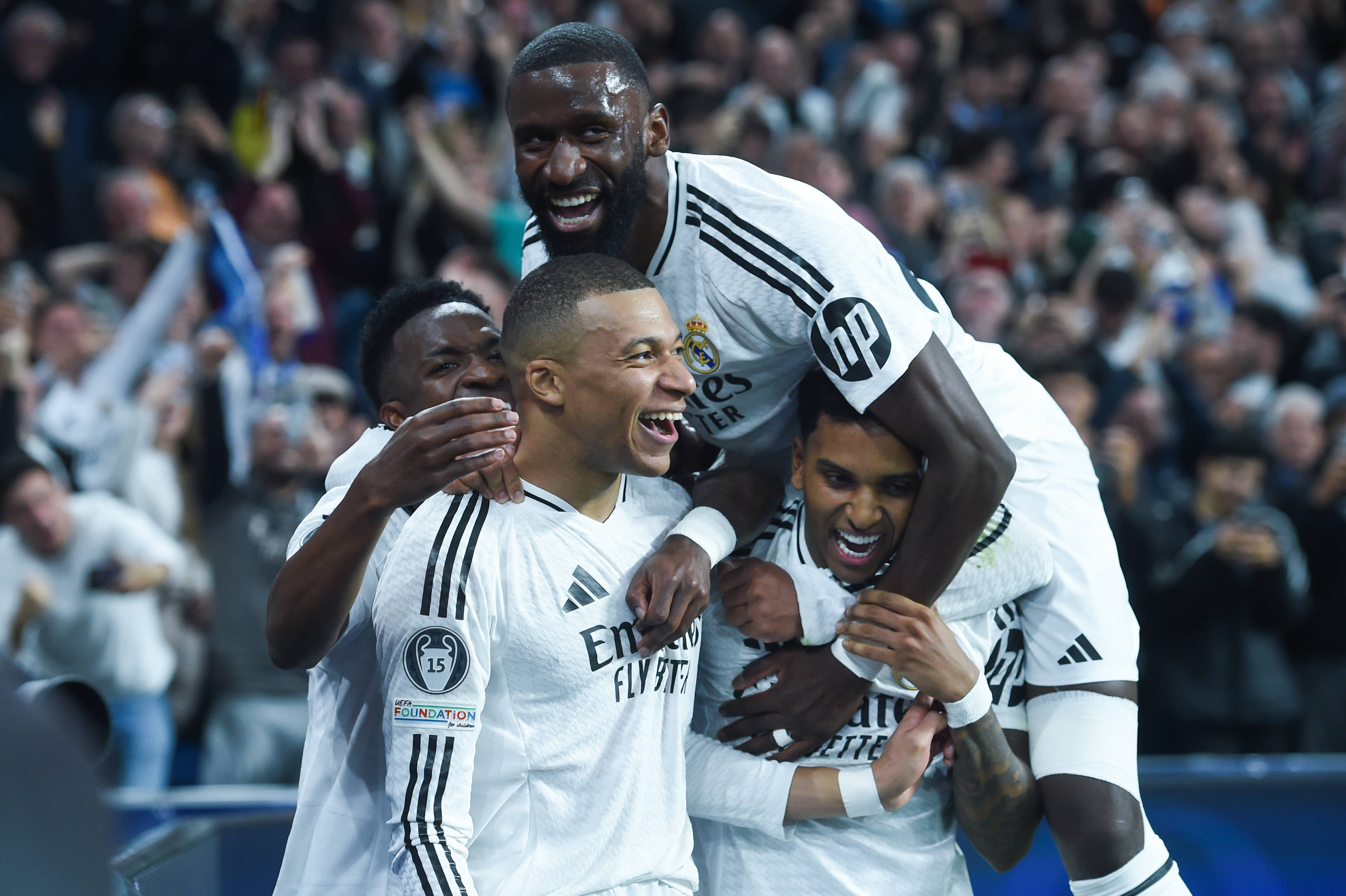 雷火电竞官网-尤文图斯击败对手，晋级欧冠四强