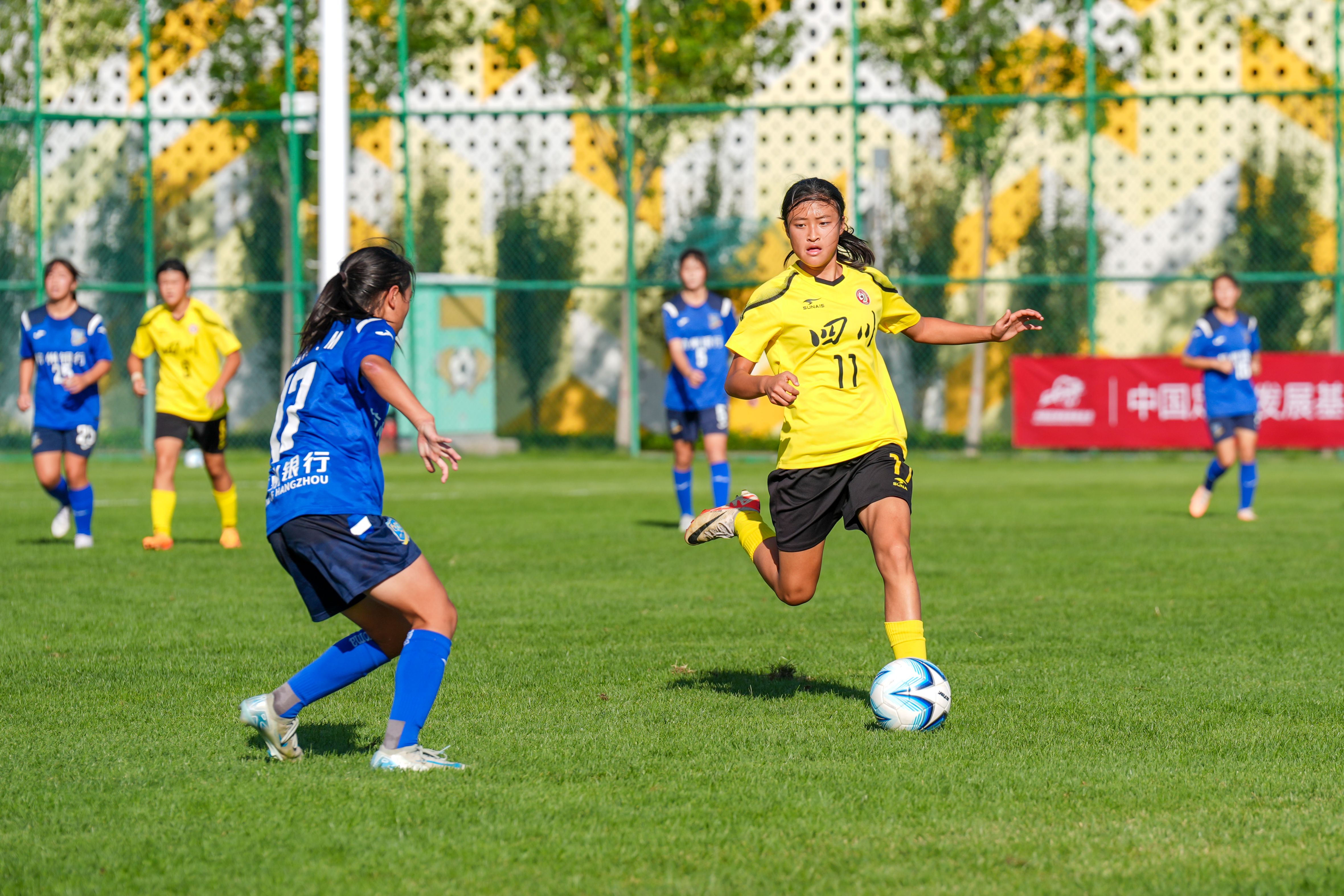 四川队险胜对手，全队展现团结