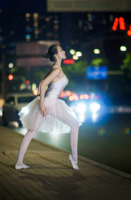 雷火电竞主播-季后赛抢七之夜，恩比德在镜像对决中为自己画上新坐标