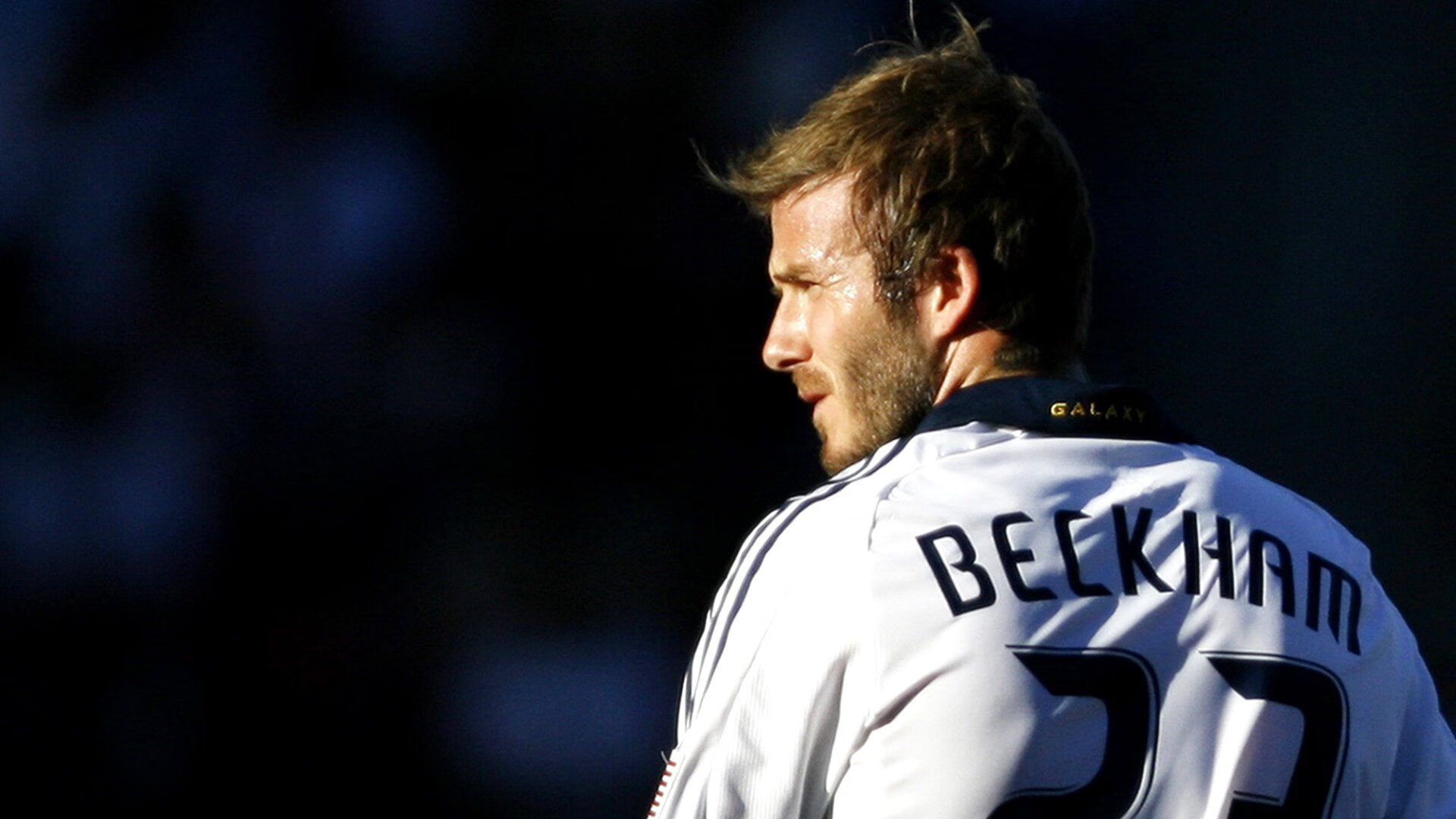 雷火电竞亚洲先驱-全球足球夜，亚特兰大险胜背后的战术密码与阿拉巴百场里程碑的孤独重量