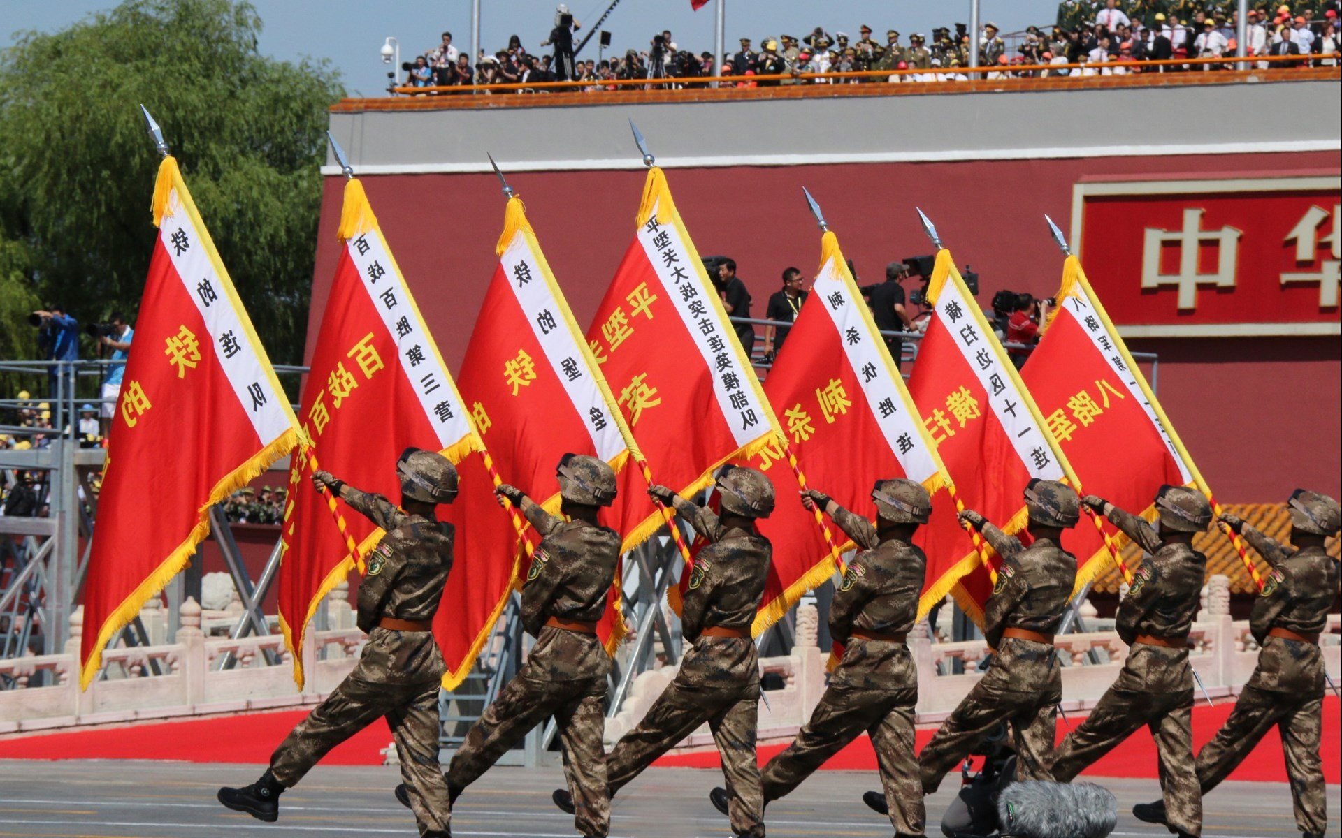 硬仗之王卡拉斯科凿穿欧联壁垒，当尼斯的天蓝幻想撞上塞维利亚的黑色血脉